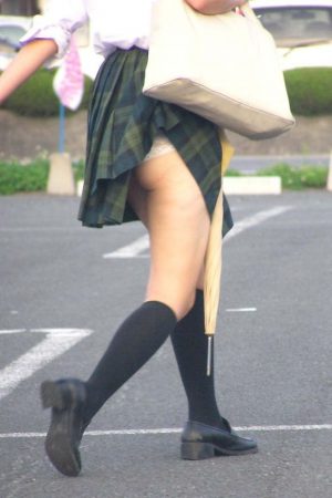 こりゃラッキーなJKパンチラハプニング
